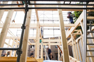 Yeni ev yapım aşamasında. Tahta kirişlerle inşa ediliyor 