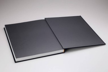 Beyaz bir arka plan üzerine siyah kitap