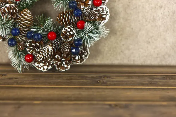 Weihnachtskranz Auf Holzgrund — Stockfoto
