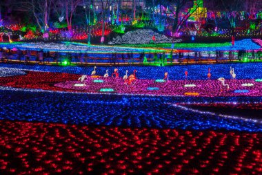 Gece kentinde sokak lambaları süslemesi