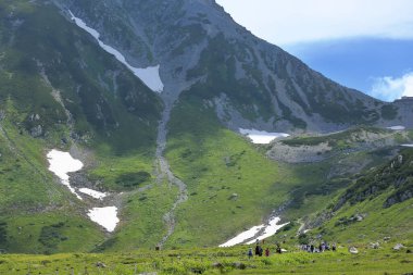 Bulutları ve mavi gökyüzü olan güzel dağ manzarası