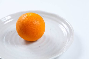 Tüm portakalı beyaz bir tabakta