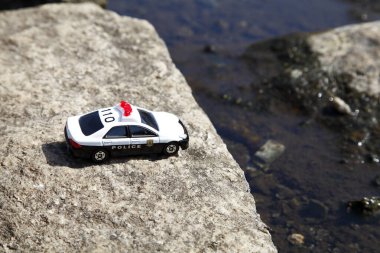 Oyuncak araba akarsu manzarasının yanında.