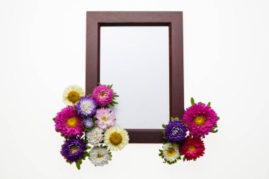 Beyaz arka planda güzel çiçekler olan ahşap fotoğraf çerçevesi.
