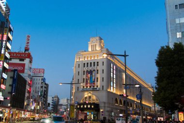 Japon şehrinin aydınlık binaları gece vakti  