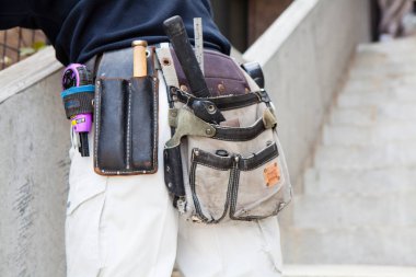 Üniformalı ve kemerli inşaat işçisi