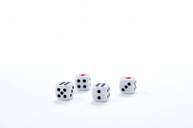  beyaz arkaplanda izole edilmiş zar küpleri