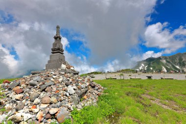 Alpes 'teki güzel dağ manzarası. tateyama kurobe yolu
