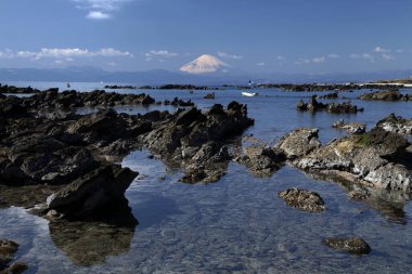 Denizi kayalarla ve dağlarla görmek 