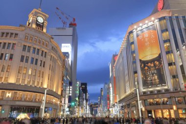 Tokyo, Japonya 'nın Ginza caddelerindeki aydınlatılmış binaların manzaralı görüntüleri.