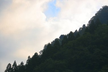 Yüksek dağların gündüz manzarası