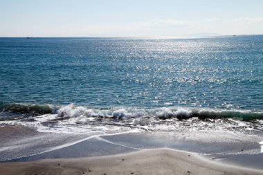 Güneşli bir günde deniz manzarası çok güzel.      