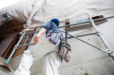 İnşaatta çalışan genç Asyalı marangozun portresi