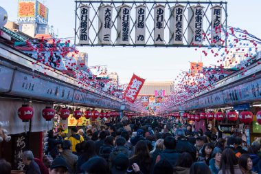 Tokyo, Japonya - 12 Aralık, 22 Aralık 17: Sokiba sokaklarında kalabalık