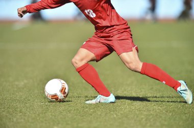Japon Stadyumu 'nda futbol oynayan gençlerin kırpılmış bölümü. 
