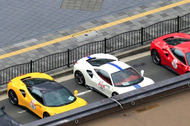 Şehir sokağına park etmiş bir sürü modern araba.