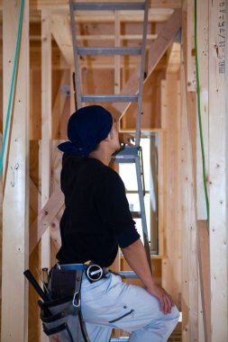 İnşaat alanında poz veren yakışıklı Japon işçinin portresi.