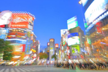 Tokyo, Japonya caddelerinde yürüyen soyut bulanık insanlar.