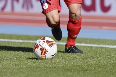 Japon Stadyumu 'nda futbol oynayan gençlerin kırpılmış bölümü. 