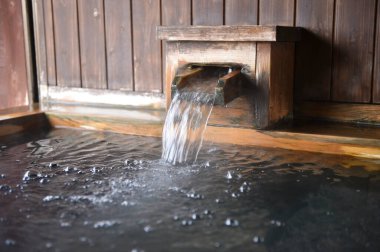 Kapalı kapılar ardında akan kaynak suyu