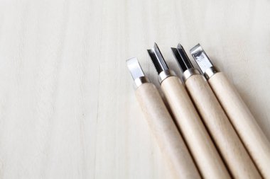 Stüdyo arka planında linocut araç