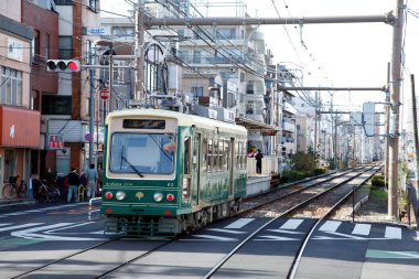 Tokyo 'nun işlek yollarını dolduran araçların görüntüsü.