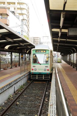 Japonya 'daki tren istasyonunda halka açık tren. 