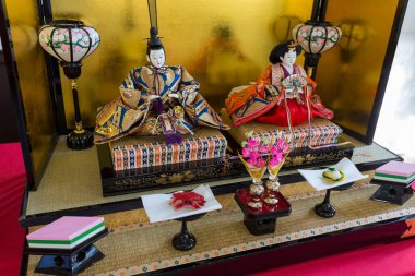 Geleneksel Japon bebekleri sergileniyor