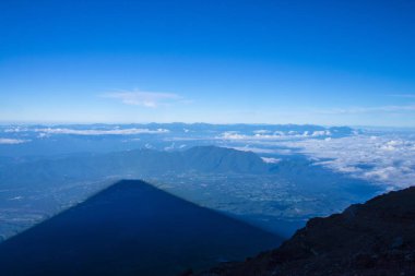Dağların ardında güzel bir gün batımı 