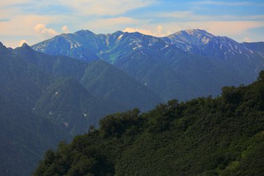 Yüksek dağların, gündüz çekimlerinin inanılmaz doğa manzarası