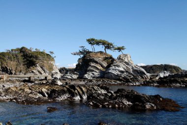 Kayalıklı deniz manzarası ve mavi gökyüzü