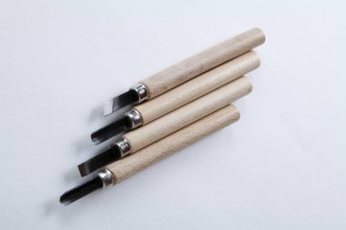 Stüdyo arka planında linocut araç