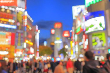 Tokyo, Japonya caddelerinde yürüyen soyut bulanık insanlar.