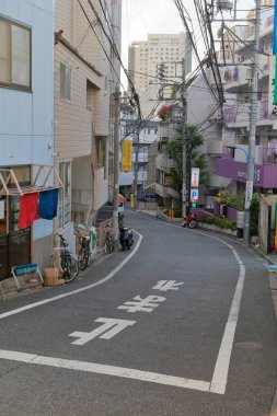 Dogenzaka 'da dar bir sokak, Shibuya, Tokyo, Japonya' da bir bölge.