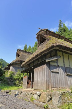 Geleneksel binalarla eski Japon kasabasının manzaralı görüntüleri.