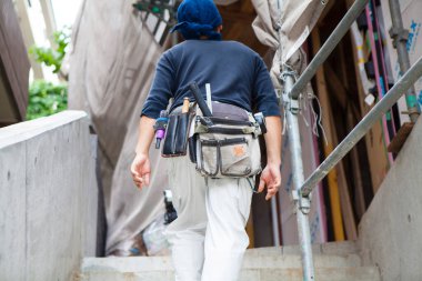 İnşaatta çalışan genç Asyalı marangozun portresi