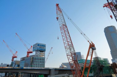 Vinç ve bina mavi gökyüzü arkaplanlı yapım aşamasında