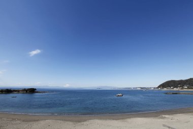 Deniz kıyısı ve açık mavi gökyüzü