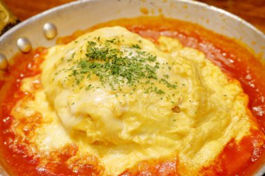 Soslu otlu omlet pilavı.