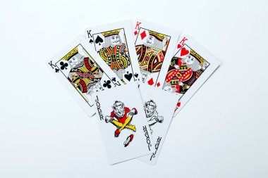 Beyaz arkaplanda izole edilmiş kart oynatılıyor 