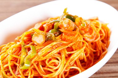 Baharatlı erişte ve sebze ve domuz eti, Tayland mutfağı tarzı.