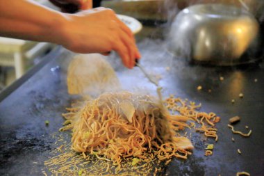 Kızarmış erişte sokak yemekleri konsepti