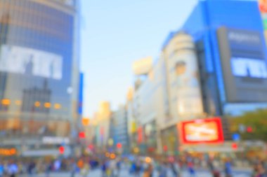 Tokyo, Japonya caddelerinde yürüyen soyut bulanık insanlar.