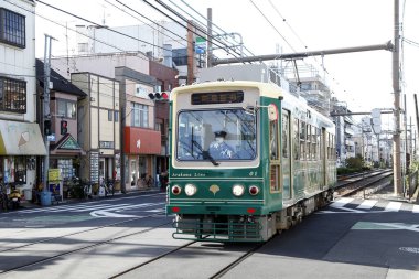 Japonya 'daki tren istasyonunda halka açık tren. 