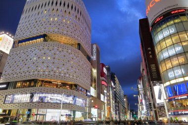 Tokyo, Japonya 'nın Ginza caddelerindeki aydınlatılmış binaların manzaralı görüntüleri.