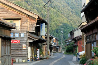 Geleneksel binalarla eski Japon kasabasının manzaralı görüntüleri.