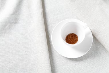 Beyaz fincan ve kuru kahve. 