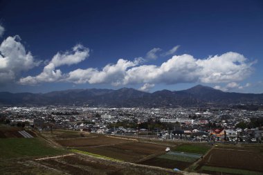 dağlarda şehrin havadan görünümü 
