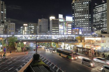 Tokyo, Japonya 'nın Ginza caddelerindeki aydınlatılmış binaların manzaralı görüntüleri.