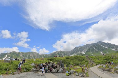 Turistler dağların tadını çıkarıyorlar. tateyama kurobe alp rotası.